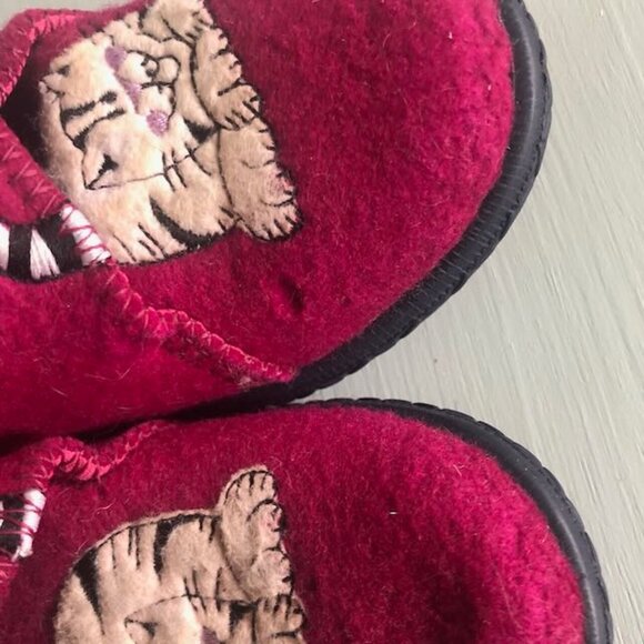 Red Kids Shoes with Animal Design - Picture 5 of 6